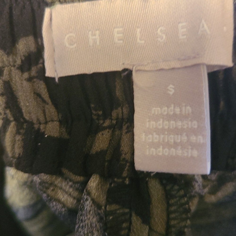 Chelsea28 Shorts Bermuda / Culotte Flowy Floral‎ Print Sz Small Green and Black - Picture 3 of 4